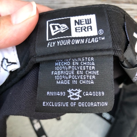 MAISON KITSUNE Black and Red Parisien Cap - Picture 7 of 13